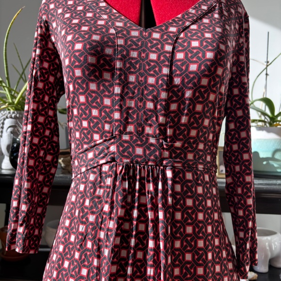 Ladies Tommy Bahamas Silk dress Small geometric print burgundy travel VTG Y2K - Picture 3 of 9